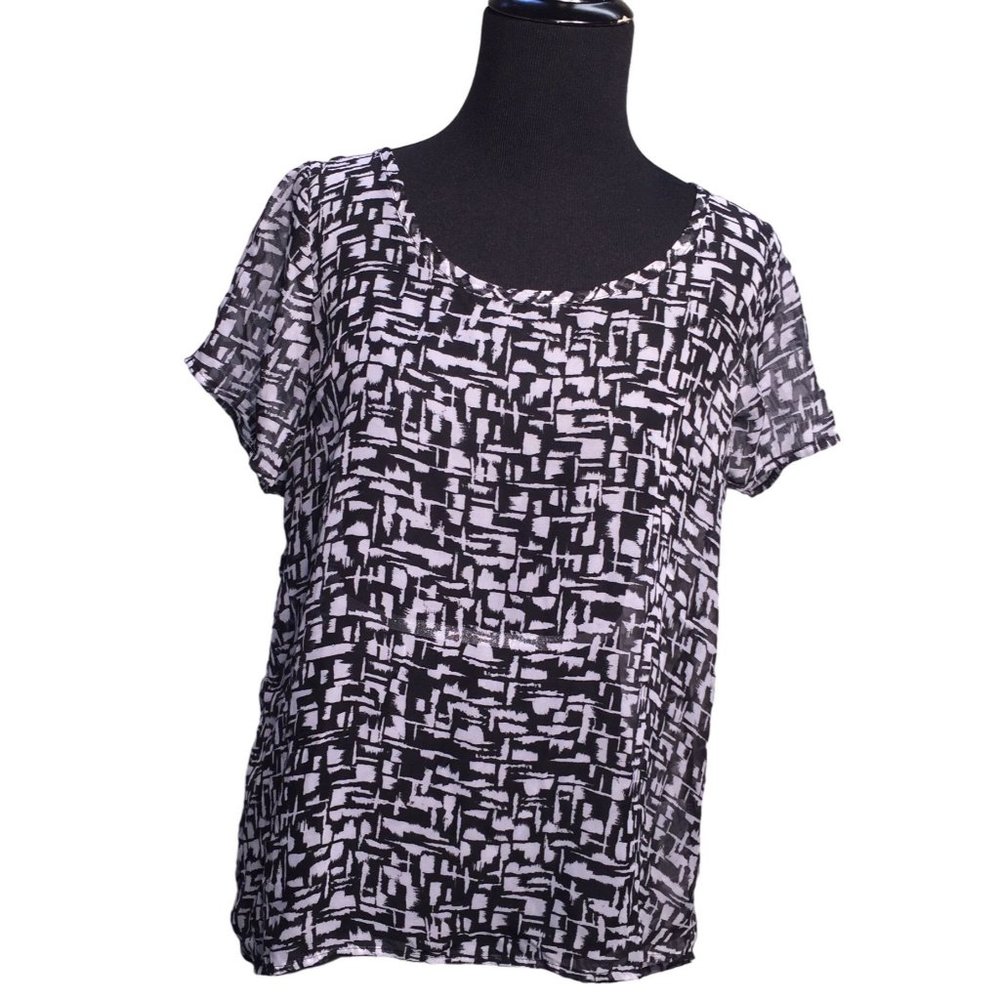Olive & Oak Black and White Pattern Blouse w/ Pleat and button on back  - Women'